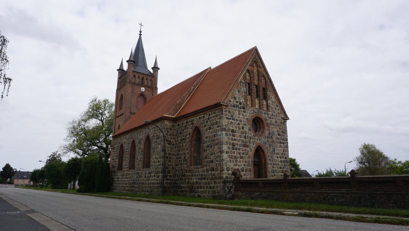Der Kirchturm über dem Dorf